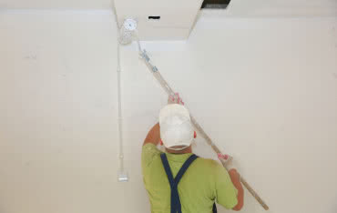 Odświeżenie mieszkania bez ekipy remontowej. Profesjonalne malowanie ścian w praktyce