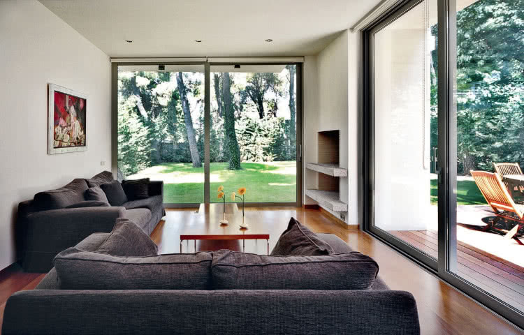 Głównym źródłem zysków ciepła od słońca są przeszklenia.
