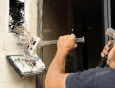Jak wymienić stary domofon na nowoczesny wideodomofon bez kucia ścian i wymiany kabli?