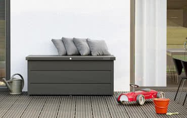 Jak bezpiecznie przechowywać rzeczy na tarasie lub balkonie? Poznaj skrzynie Juno