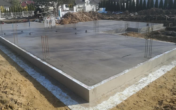 W niskich temperaturach cement, zawarty w betonach i zaprawach, wolniej twardnieje W niskich temperaturach cement, zawarty w betonach i zaprawach, wolniej twardnieje