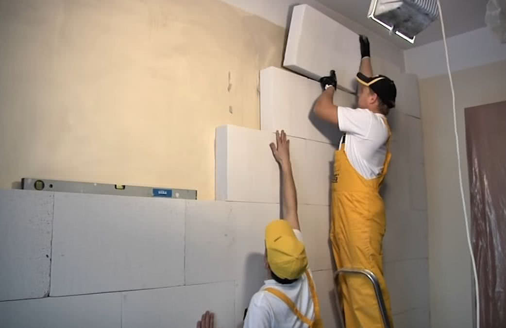 Ocieplenie ścian od wewnątrz za pomocą płyt z betonu komórkowego multipor. fot. Xella Polska